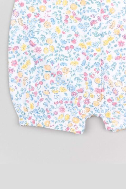 Jersey kurzer leichter Sommer Mädchenoverall Mädchenspieler mit Blumenmuster & Obstmuster wie Zitronen, Erdberen Kirschen in Bunt für Babys von Losan - Nahaufnahme elastischer Beinabschluss des Sommer Rompers