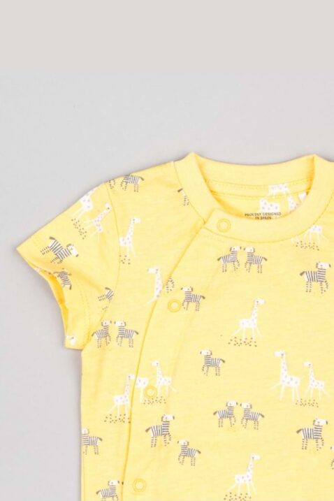 Kurzer Sommer Babyspieler Babyoverall mit Giraffen & Zebras gemustert von Losan - Nahaufnahme Vorderseite Rundhalsausschnitt, seitliche Knopfleiste & kurze Ärmel des Sommereinteiler Schlaf-Spielers