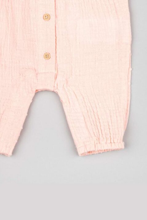Langer & leichter Babyeinteiler Babyoverall mit leichtem Punktemuster in Hellrosa von Losan - Nahaufnahme Vorderseite elastischer Beinabschluss & Knopfleiste des Plumetti Rundhals Sommeroveralls ohne Fuß für Mädchen