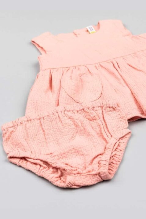 2er Babyset & Kinderset aus kurzem Träger Musselin Freizeitkleid mit Taschen & Bloomer in Rosa von Losan - Detailansicht Vorderseite liegendes Sommer Mädchenset aus kurzem Sommerkleid & Musselinshorts Windelhose aus Baumwolle