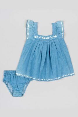 Baby & Kinder Chambray 2er-Set aus Kleid mit Flügelärmel Träger, Blumen Stickereien & eckigem Ausschnitt von Losan - Windelhose Bloomer kurz im Jeans Look Blau - Vorderansicht kurzes 2-teiliges kurzes Mädchenkleid Sommerset