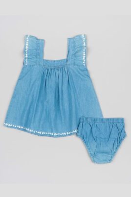 2-teiliges Kinderset & Babyset aus kurzem Chambray Kleid im Jeans Look mit Flügelärmel, Blumenstickereien & Raffungen von Losan - Windelhöschen unifarben in Blau - Rückansicht Kleidchen & kurze Bloomer des 2er Sommer Mädchensets