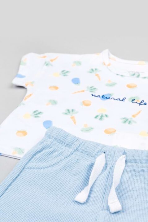 2er Babyset & Kinderset aus kurzer Hose Shorts & Kurzarmshirt von Losan - Detailansicht Vorderseite liegendes Sommerset aus kurzer Sommerhose gerippt mit Schlupfbund & weißem kurzarm Rundhalsshirt mit Karotten Motive für Jungen & Mädchen