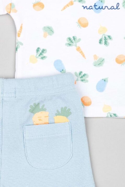 Baby & Kleinkinder Sommer 2er Set aus weißem Shirt mit kurzen Ärmeln - Unisex Baumwolle Sommershorts gerippt in Hellblau von Losan - Nahaufnahme kurze Hose mit Karotten Gesäßtasche & Shirt mit Gemüse gemustert des 2er-Sommersets Outfits