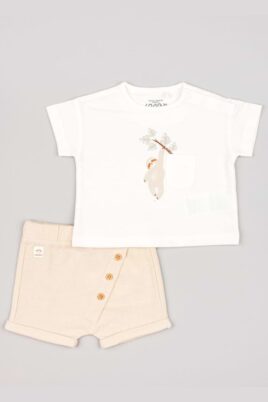 Baby & Kleinkinder 2er-Set aus kurzer Hose Shorts gerippt mit Beinumschlag, Brusttasche & asymmetrischer Knopfleiste in Beige unifarben - Rundhals T-Shirt mit Faultier in Weiß von Losan - Vorderansicht kurzes 2-teiliges Jungen Sommerset