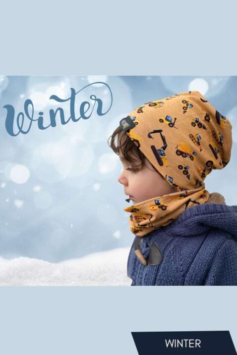 Accessoires Winter-Set für Jungen aus Mütze & Schlauchschal mit weichem, schwarzem Vlies Futter wendbar von HECKBO - Kinderfoto Junge trägt Beanie & Loop mit Bagger, Kran & Baustellenfahrzeuge Motive in Hellbraun im 2er Kinderset