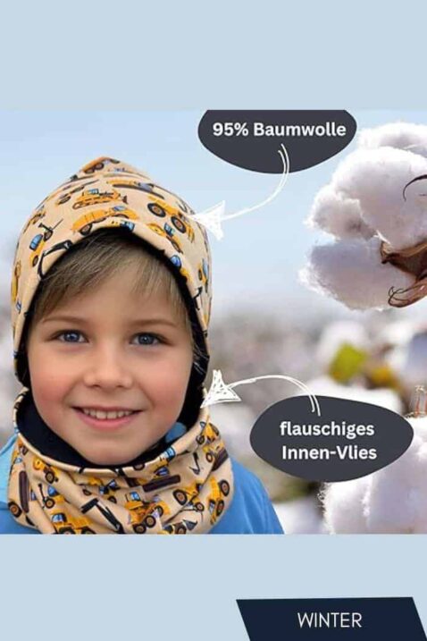 Herbst & Winter 2er-Set für Kinder aus Wendemütze & Wendeschal mit Bagger & Baustellen-Motive hellbraun von HECKBO - Kinderfotoo lachender Junge trägt Beanie & Loop mit flauschigem schwarzen Innen-Vlies aus 95% weicher Baumwolle