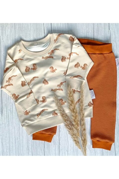 Baby & Kinder HANDMADE Rundhalspullover Sweatshirt mit Eichhörnchen Tiermotiven gemustert in Hellbeige von BY TASHA - Vorderansicht Babypullover & Kinderpullover mit breiten Bündchen French-Terry-Stoff