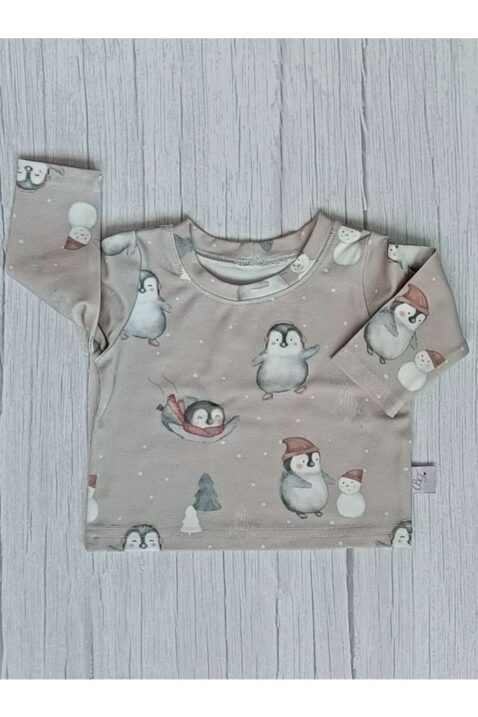 Baby & Kinder HANDMADE Langarmshirt mit Pinguinen & Winterlandschaft gemustert aus Baumwollmischung in Beige Taupe von BY TASHA - Vorderansicht Longsleeve mit Rundhalsausschnitt für Jungen & Mädchen aus Jersey