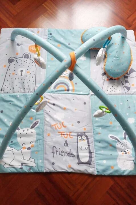 Gepolsterte, weiche Babydecke Kinderdecke türkis mit Waldtieren Bär, Hase, Erdmännchen & Waschbär gemustert & Kissen - Draufsicht Spielbogen mit Igel, Regenbogen, Stern, Wolke zur Förderung der Motorik