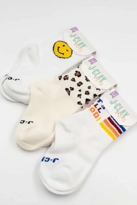 3er-Pack Kindersocken & Babysocken mit 1x Leo, 1x Smile & 1x Print IT´S ALL GOOD in Weiß & Beige von J.CLAY Socks - Detailansicht aller 3 Paare liegender bequemen & nachhaltiger Premium Crew-Tennissocken aus einem Baumwollmix