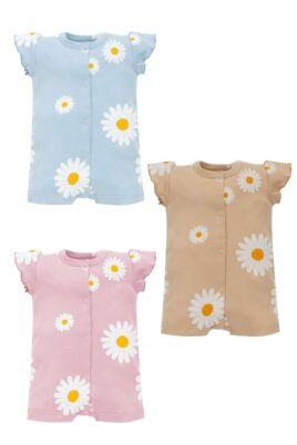 Beiger, hellrosa & hellblauer kurzer Overall Spieler mit Knopfleiste, Rüschen & Gänseblümchen Motive für Sommer von PINOKIO - Vorderansicht aller drei Mädchen Kurzarm-Jumpsuit Einteiler für Babys & Neugeborene