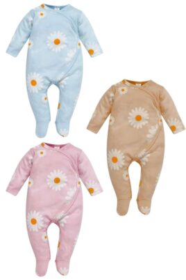 Beiger, hellrosa & hellblauer Schlafoverall mit Füßen, Gänseblümchen Motiven gemustert aus Baumwolle für Mädchen - Vorderansicht aller drei langarm Einteiler Schlafstrampler mit Fuß für Babys & Neugeborene