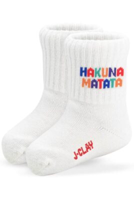 Bequeme & hochwertige weiße Premium Statement Tennissocken Baumwollsocken mit buntem HAKUNA MATATA Spruch von J.CLAY Socks - Vorderansicht strapazierfähige, nachhaltige & stylische Crew Kinder- & Babysocken unifarben von 0 bis 4 Jahren