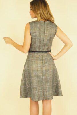 Ärmelloses Damen Businesskleid & Freizeitkleid im Karodesign mit Glanzeffekt & quadratischem Ausschnitt in A-Linie von CAPUCINE - Rückenansicht des leicht ausgestellten & knielangen Glencheck-Kleides mit Gürtel & dezentem Glanz
