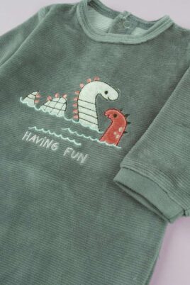 Kuscheliger Baby & Neugeborenen Nicki Velours Einteiler Schlafoverall mit Füßen, DINOS, langarm, gerippt & Rundhalsausschnitt von BABYBOL - Detailansicht Dions der khaki grünen langen Jungen & Mädchen Babyoverall Nachtwäsche mit Füßen für Herbst & Winter