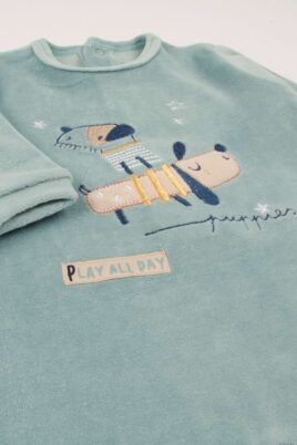 Kuscheliger Baby & Neugeborenen Nicki Velours Einteiler Schlafoverall mit Füßen, langarm & Rundhalsausschnitt von BABYBOL - Detailansicht Hunde Welpen Motiv & PUPPIS Print der blau türkisen langen Jungen & Mädchen Babyoverall Nachtwäsche mit Füßen für Herbst & Winter
