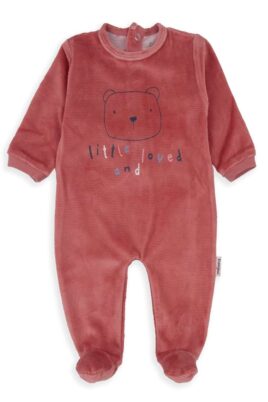 Roter terrakotta Rundhals Nicki Schlafoverall mit Füßen, Bär Motiv, LITTLE AND LOVE Print & feiner Rippstruktur in Velours für Mädchen & Jungen von BABYBOL - Vorderansicht warmer langarm Einteiler Schlafstrampler mit Fuß zum Reinschlüpfen für Neugeborene & Babys