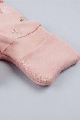 Baby & Kinder Einteiler Schlafanzug mit Klappfüßen, Wonderland Motive gemustert, langarm & Rundhalsausschnitt für Mädchen aus Organic Cotton von BABYBOL - Detailansicht der bequemen Klappbündchen der rosa langen mitwachsenden Mädchenoverall Nachtwäsche