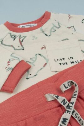 2er Babyset & Kinderset aus Langarm Bären Eisbären Pullover mit Rundhalsausschnitt in Weiß & roter Jogginghose mit Taschen von BABYBOL - Detailansicht des breiten Komfortbunds der Sweathose & des weißen Sweatshirts mit kontrastfarbigen Bündchen des Jungen Zweiteilers