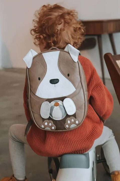 XL brauner Hunde Kinder Tierrucksack backpack aus veganem Vintage Kunstleder tierfrei von LITTLE WHO - Kinderfoto Mädchen sitzt auf Rutschauto & trägt Dog Animal Kindergartenrucksack, Schulrucksack, Freizeitrucksack & Sportrucksack