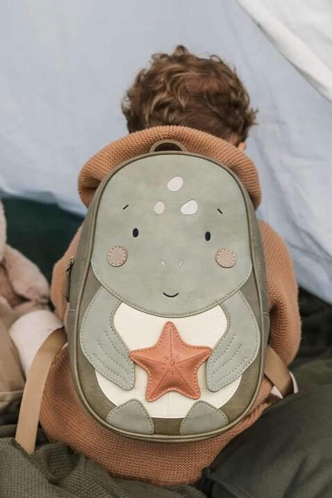 Baby & Kinder Rucksack Turtle tortoise aus veganem, recyceltem Kunstleder in Vintage Grün für Kita, Kindergarten, Schule von LITTLE WHO - Kinderfoto Junge sitz im Zelt mit XXL Kinderrucksack Schildkröte Marta