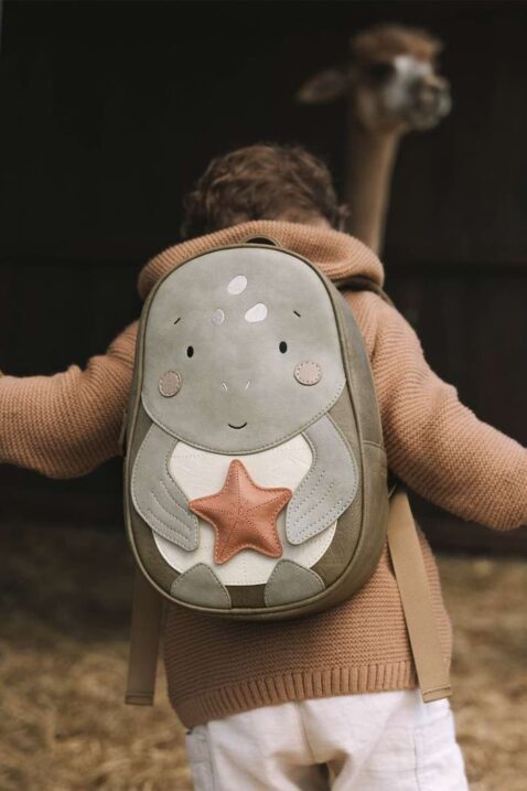 Grüner Turtle Baby & Kinder Rucksack mit Tiermotiv, veganem Kunstleder Lederimitat & gepolsterten Trägern von LITTLE WHO - Kinderfoto Junge trägt XXL Kinderrucksack Schildkröte Marta mit Klettpach SEESTERN & braune Kapuzenjacke