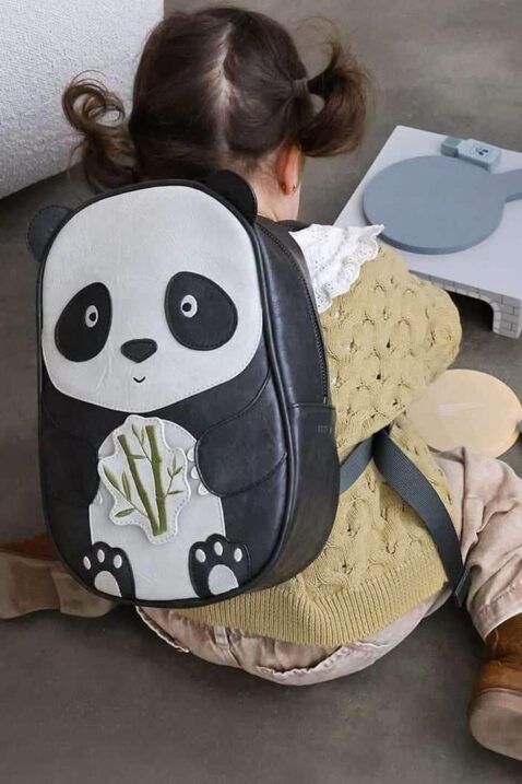 Schwarzer Baby & Kinder Panda Tierrucksack backpack aus veganem Kunstleder tierfrei - Kinderfoto Mädchen sitzt im Kinderzimmer & trägt Animal Kindergartenrucksack Panda Suki von LITTLE WHO - Schulrucksack, Freizeitrucksack & Sportrucksack