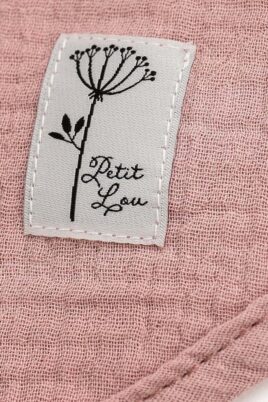 Saugfähiges Musselin Halstuch Sabbertuch mit Blumen-Patch für Babys & Neugeborene in Hellrosa von PINOKIO - Detailansicht kleiner Blüten-Patch & PETIT LOU Print am Basic-Dreieckstuch Bandana für Mädchen