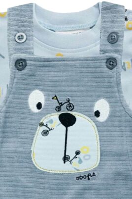 Baby & Kleinkinder 2er Set aus Nicki Trägerhose & Rundhals Langarmshirt mit Fahrrädern gemustert von JACKY - Detailansicht der Nicki Latzhose mit gesticktem Bär Motiv & Dropneedle-Struktur in Blau aus Bio-Baumwolle für Jungen